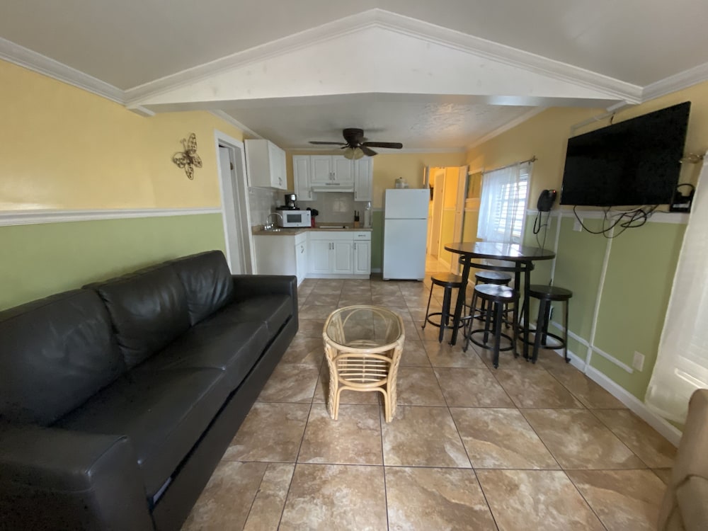 Palms Villa (Not Pet Friendly) photo 2