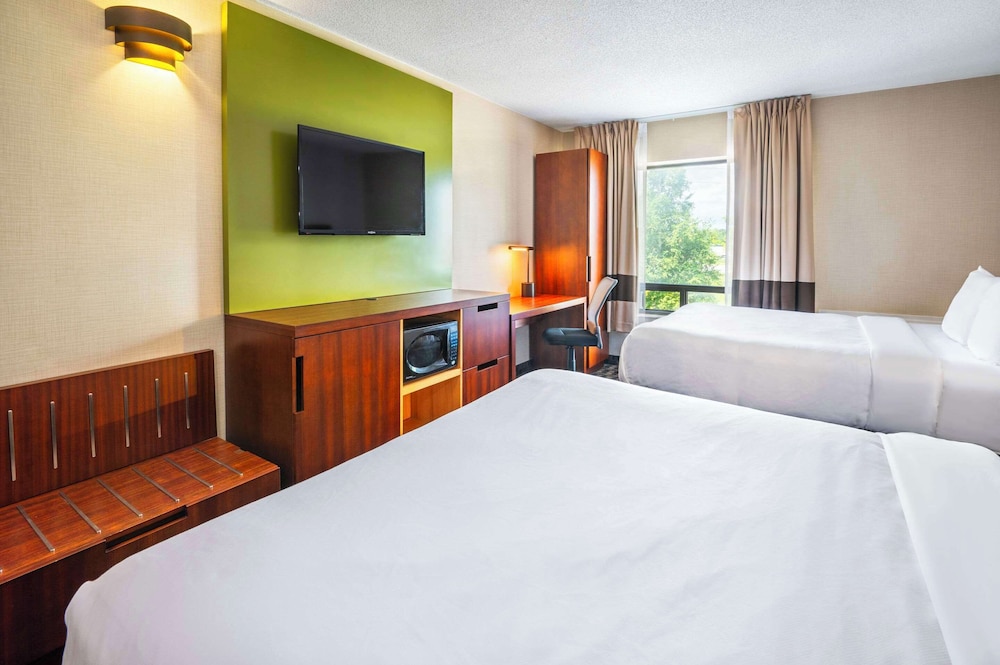 Standard Room, 2 Queen Beds, Non Smoking, Ground Floor - Photo 3