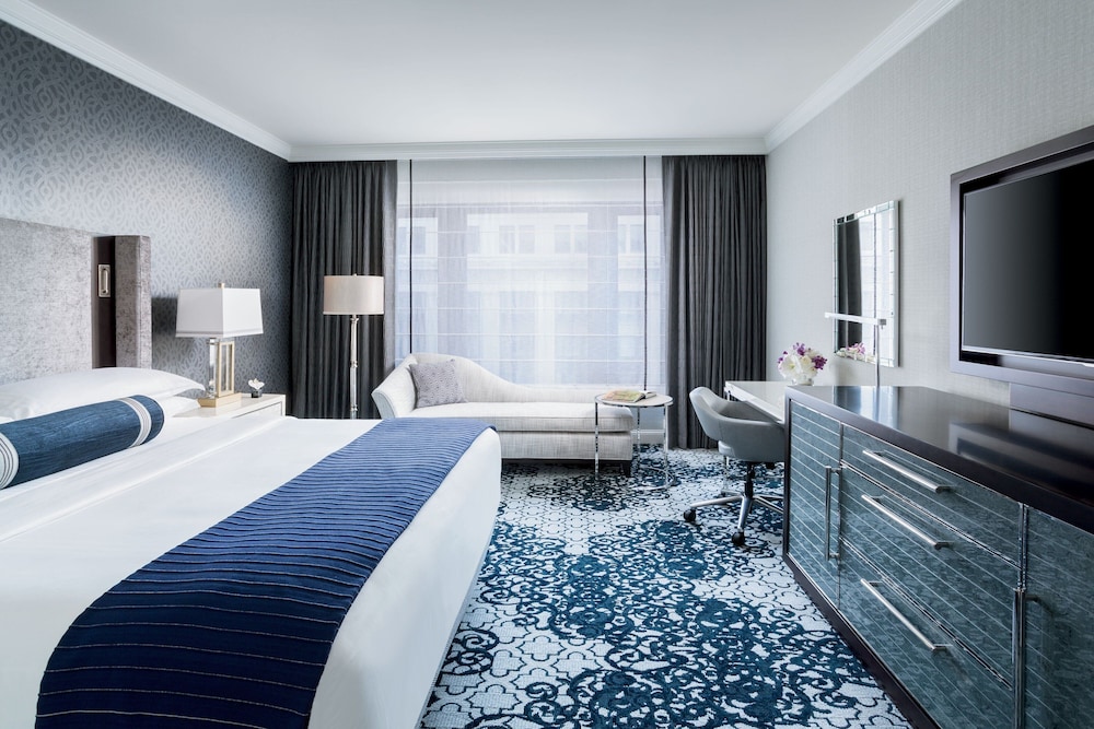 Deluxe Room, 1 King Bed (Mobility Accessible, Tub) - Photo 8