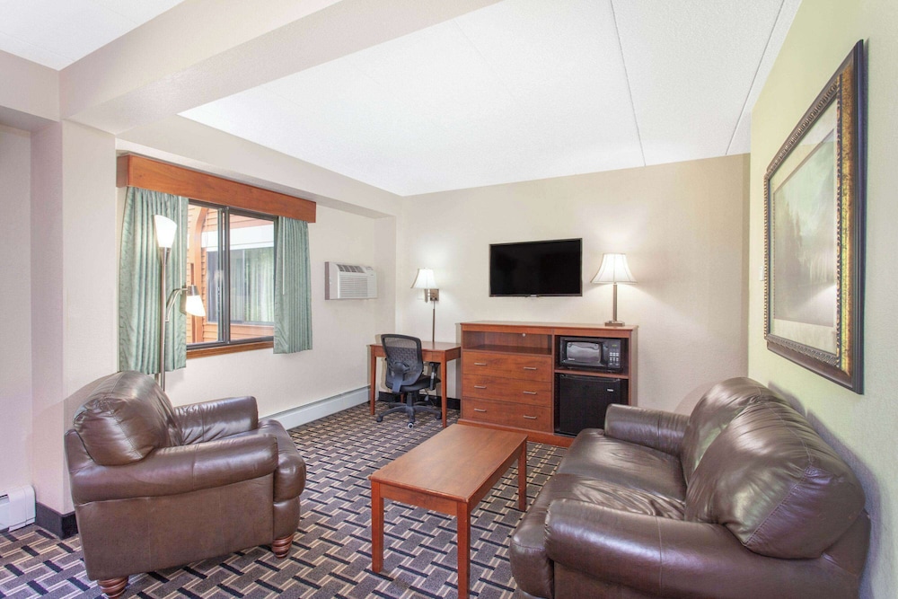 Studio Suite, 1 King Bed, Non Smoking photo 3
