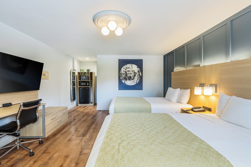 Standard Room, 2 Double Beds, Smoking - Photo 2