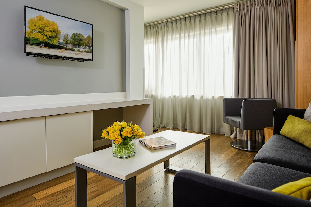 Luxury Suite - Photo 4