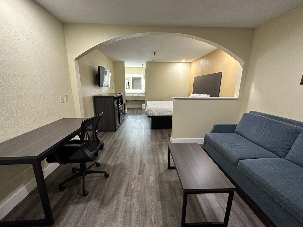 Suite, 1 King Bed with Sofa bed, Smoking