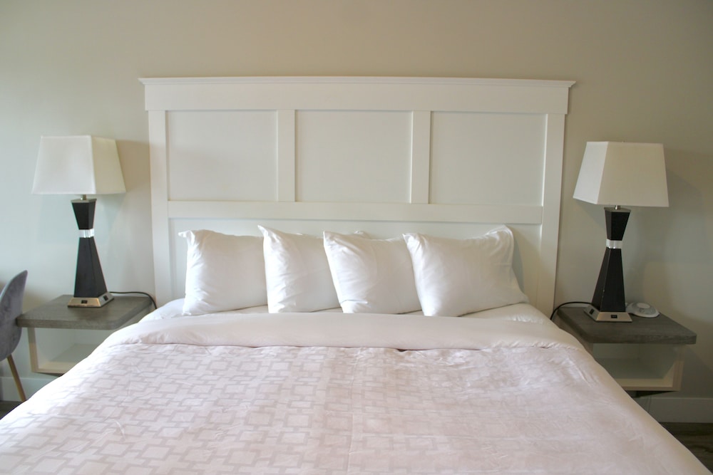 Deluxe King Bed photo 3