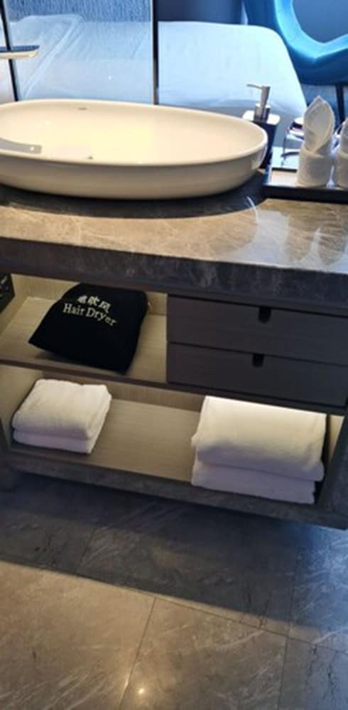 Superior Room, 1 King Bed photo 3