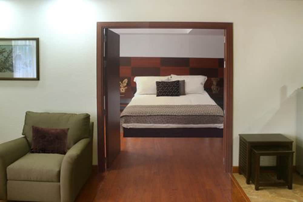 Honeymoon Suite, 1 King Bed with Sofa bed, Accessible photo 2