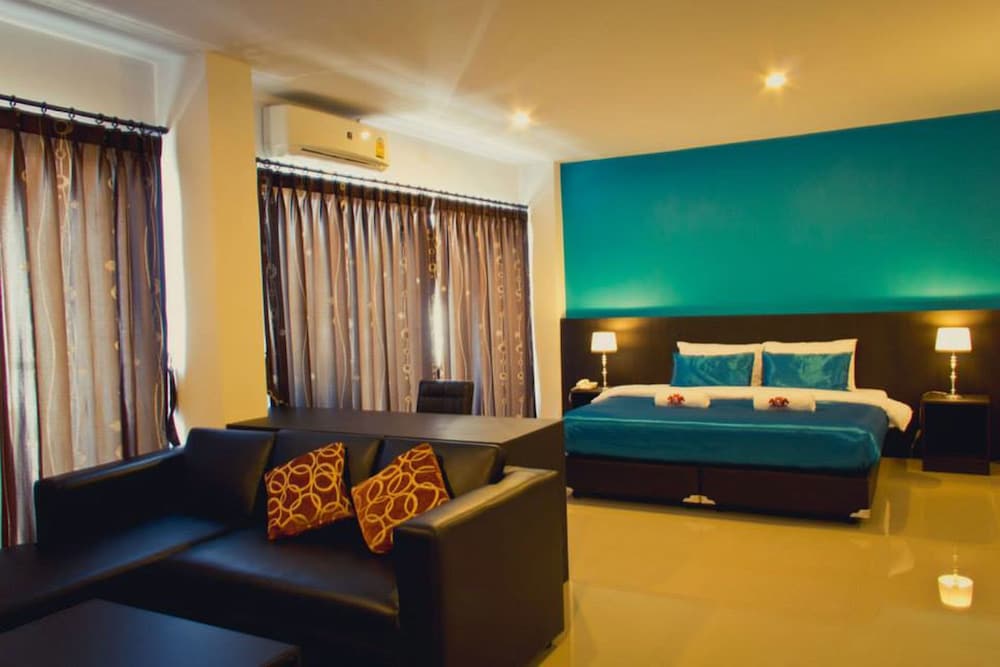 1 Bedroom Deluxe Suite photo 3