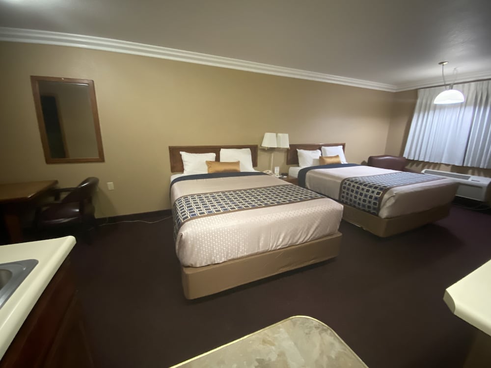 Family Suite, 2 Queen Beds, Kitchen photo 3