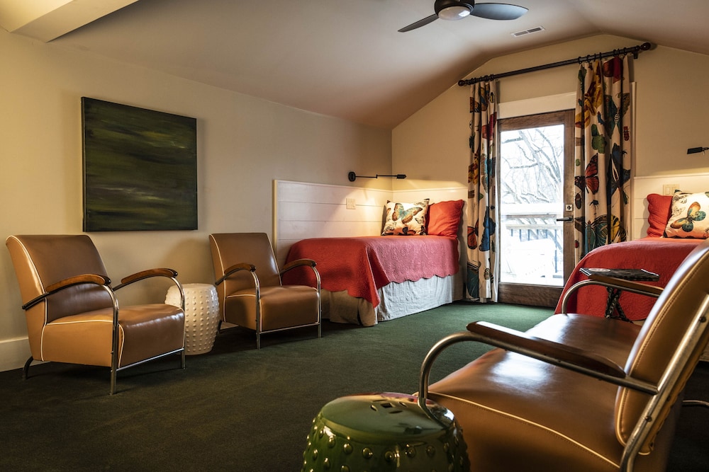 Family Room, 1 King Bed and 2 Twin Beds (Room 09)