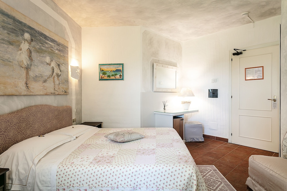 Standard Double Room - Photo 11