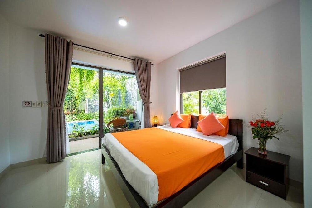 Deluxe Room, 1 Queen Bed, Pool View
