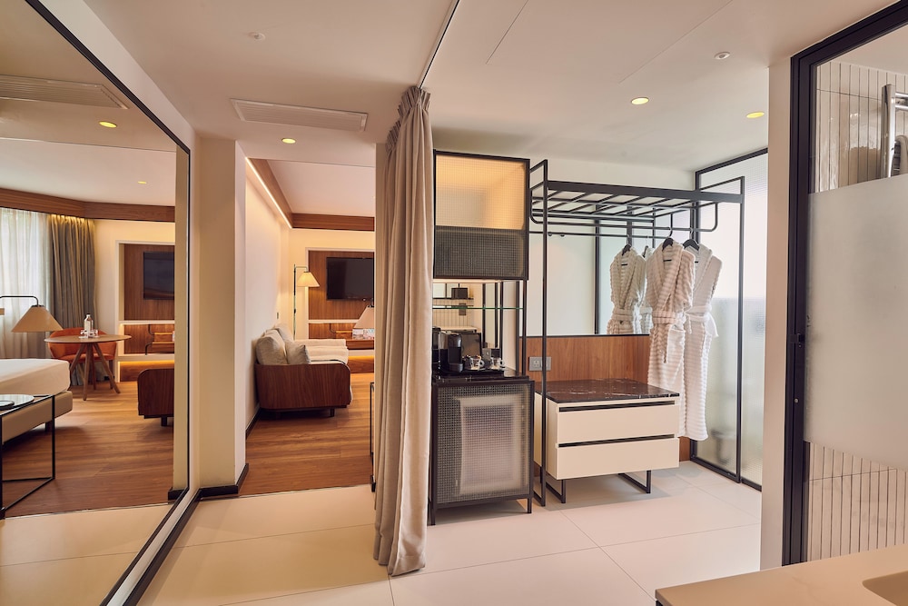 The Level, Family Room with Executive Lounge Access (2+1)