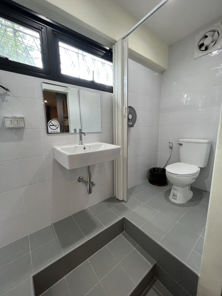 Family Room With Bathroom - Photo 4