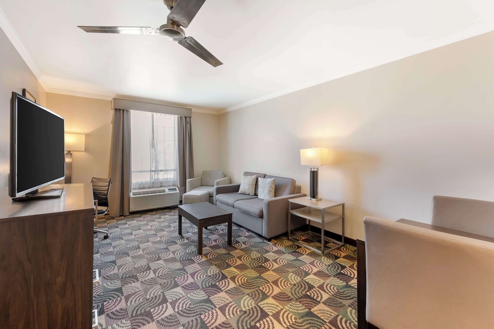 Family Suite, 2 Queen Beds, Non Smoking (Living Room;with Sofabed) photo 3