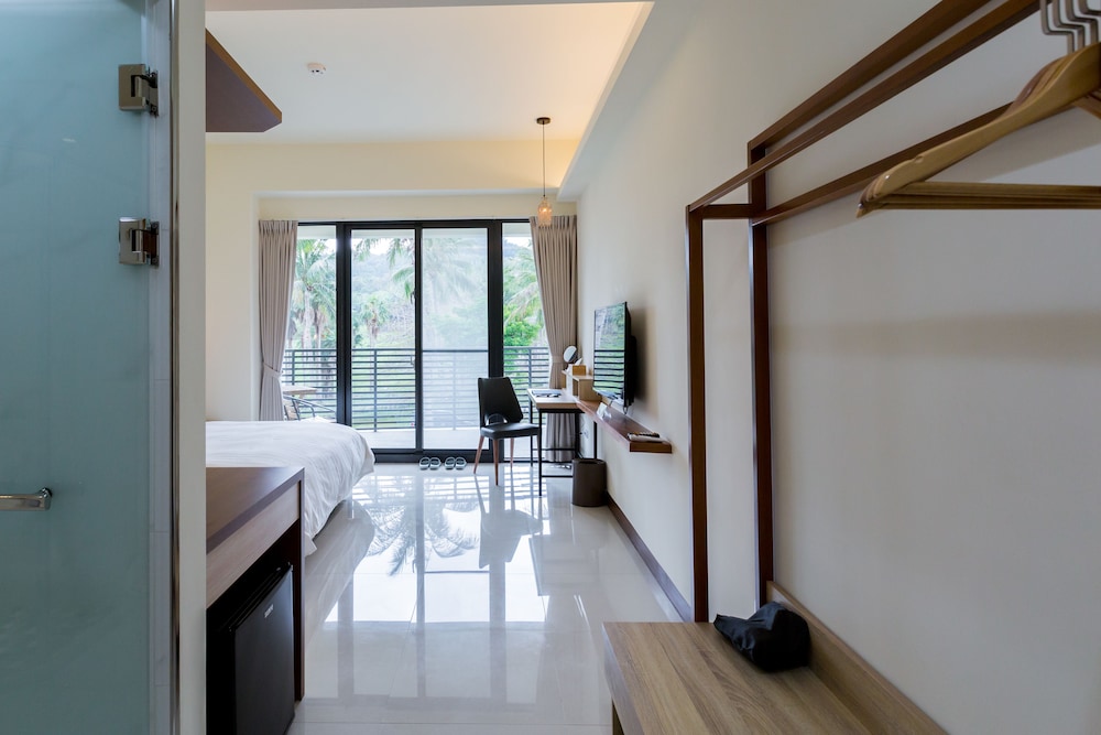 Superior Double Room, 1 King Bed, Mountain View photo 3