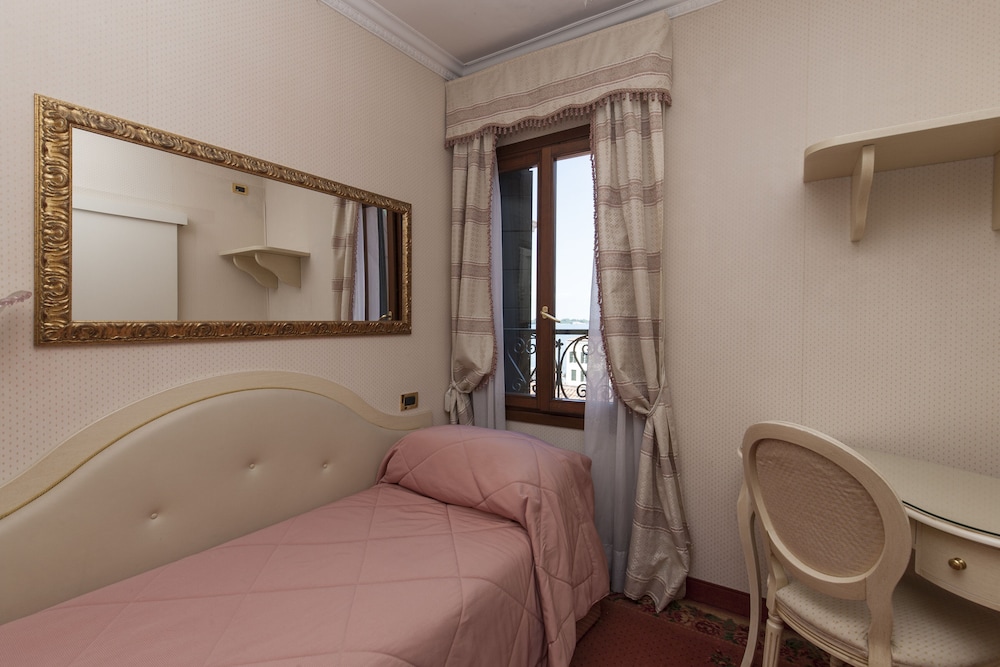 Classic Triple Room - Photo 3