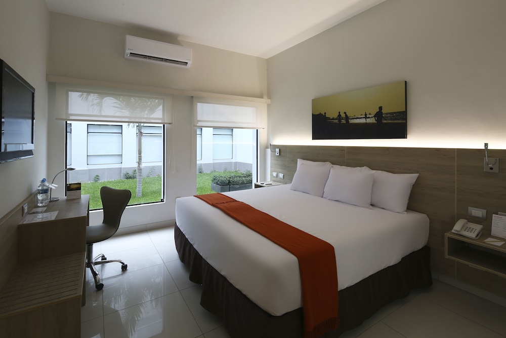 Traditional Room, 1 King Bed photo 1