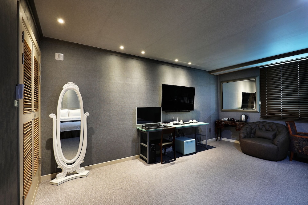 Premium Twin Room (Breakfast not provided on Monday) - Photo 4