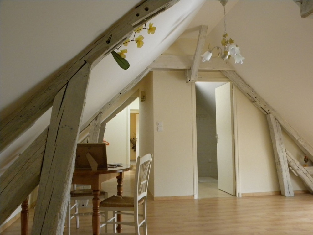 Family Room, Garden View - Photo 4