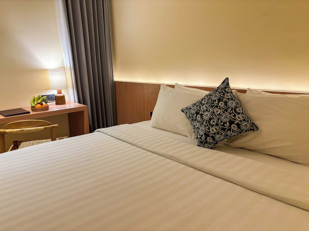 Suite, 1 Bedroom, Balcony - Photo 6