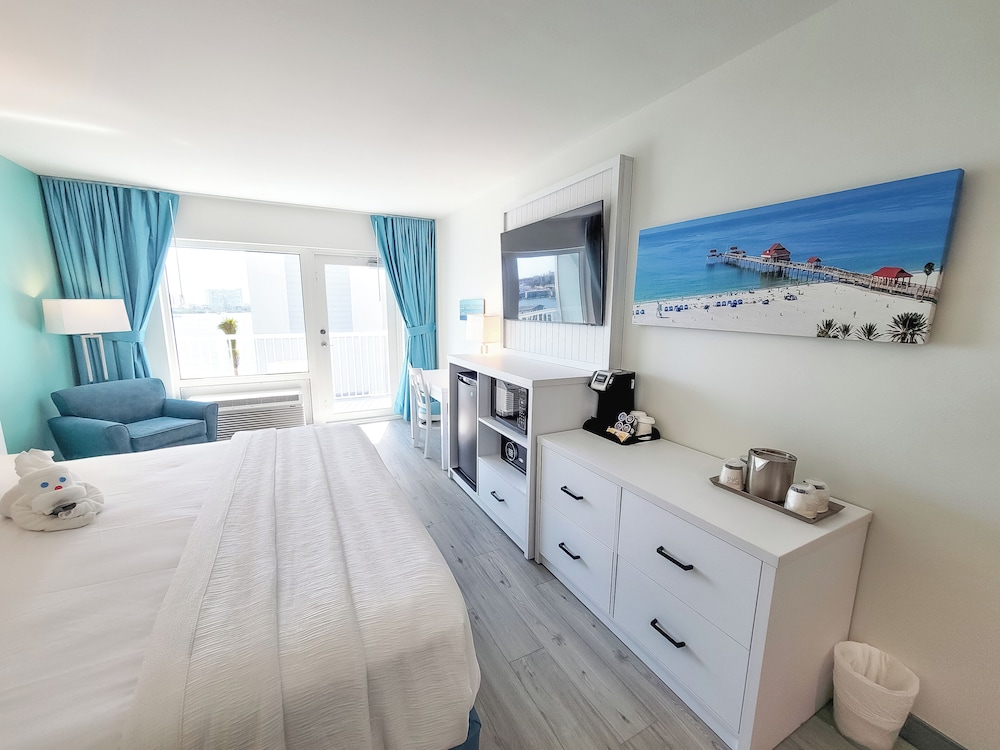 Single Room, 1 King Bed, Balcony, Pool View