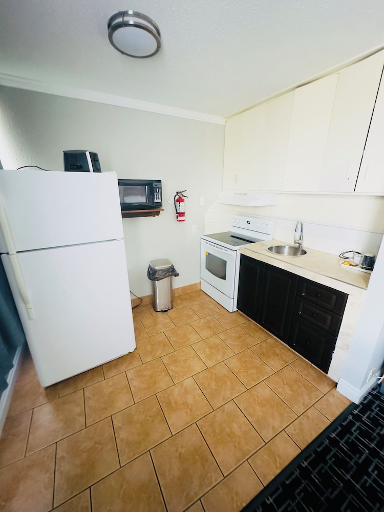 Room, Non Smoking, Kitchenette (2 King Beds) - Photo 4