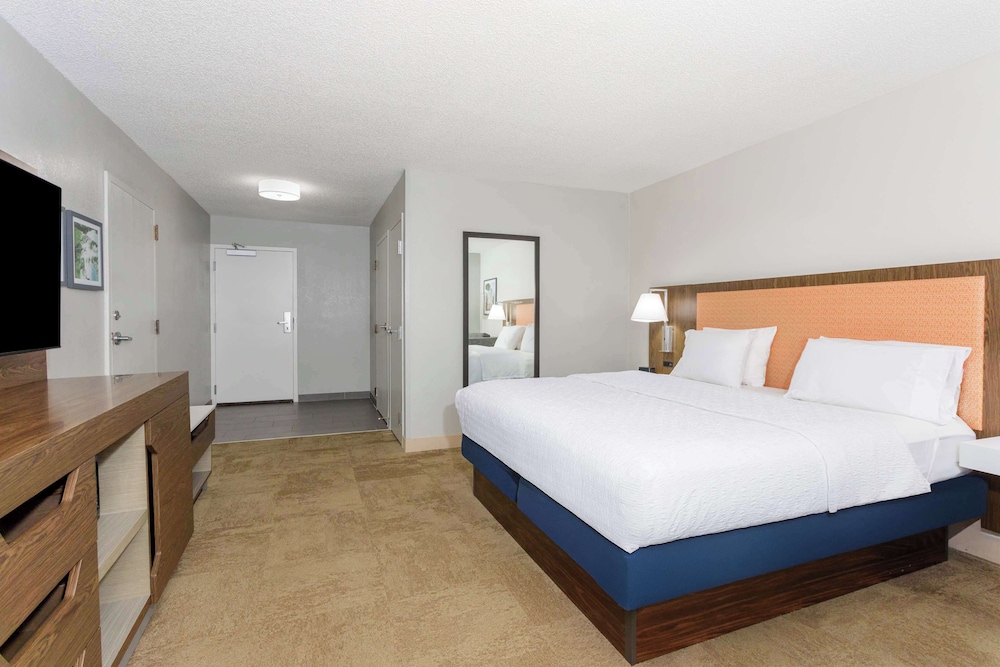 Room, 1 King Bed, Accessible, Non Smoking - Photo 3