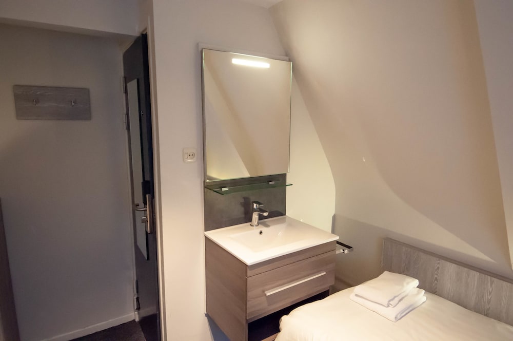 Double Room, Shared Bathroom thumbnail 6