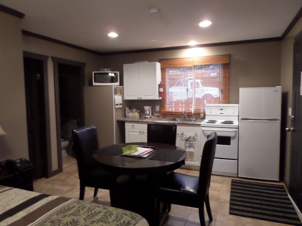 Kitchen 3 Bed Suite photo 3
