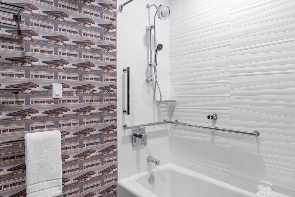 Room, 1 King Bed (Mobility Accessible, Tub) - Photo 5