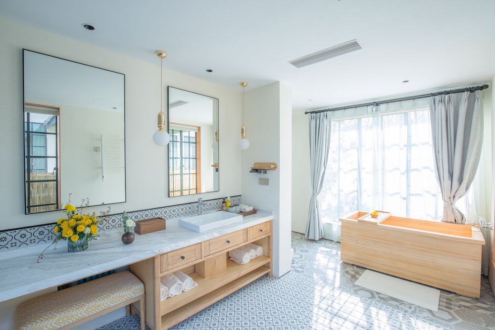 Superior Suite, Lake View - Photo 5