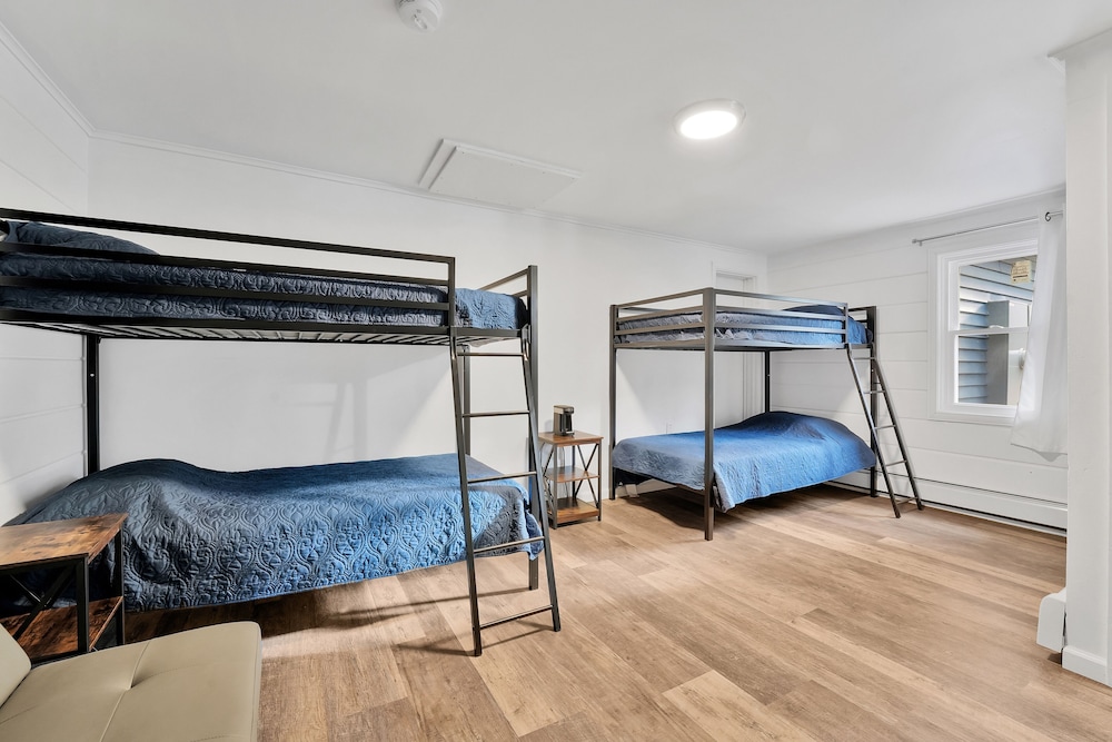 Basic Quadruple Room, Multiple Beds, Non Smoking, Private Bathroom