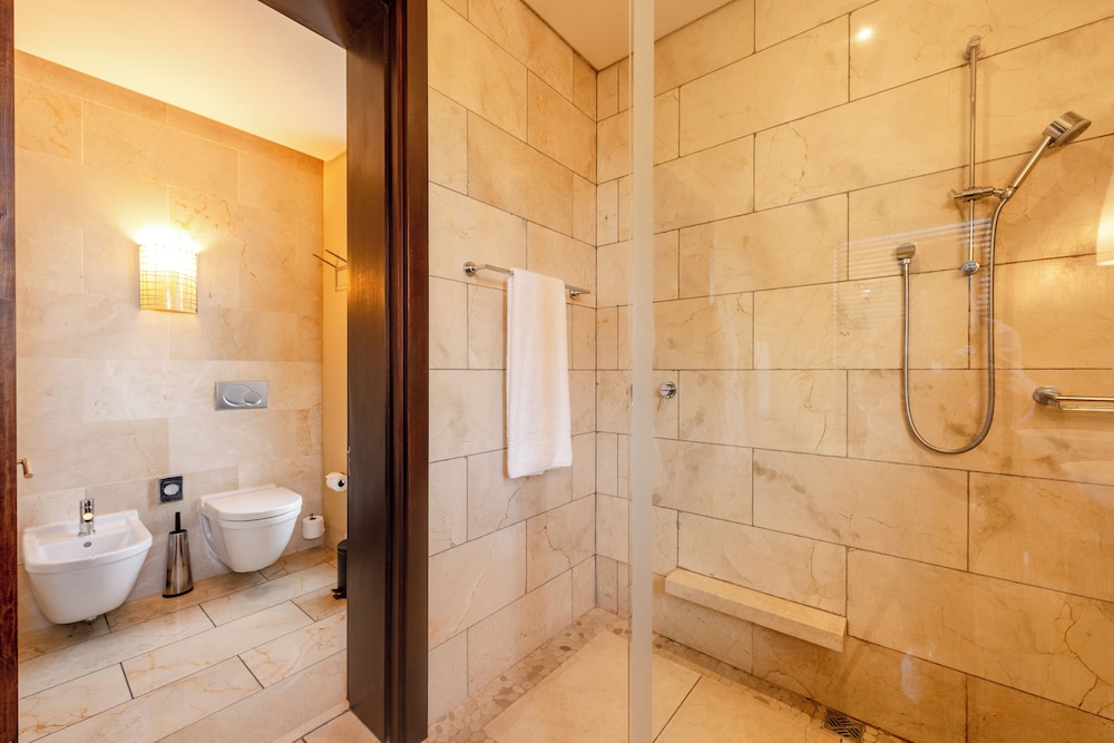 Sky Large Suite - Photo 14