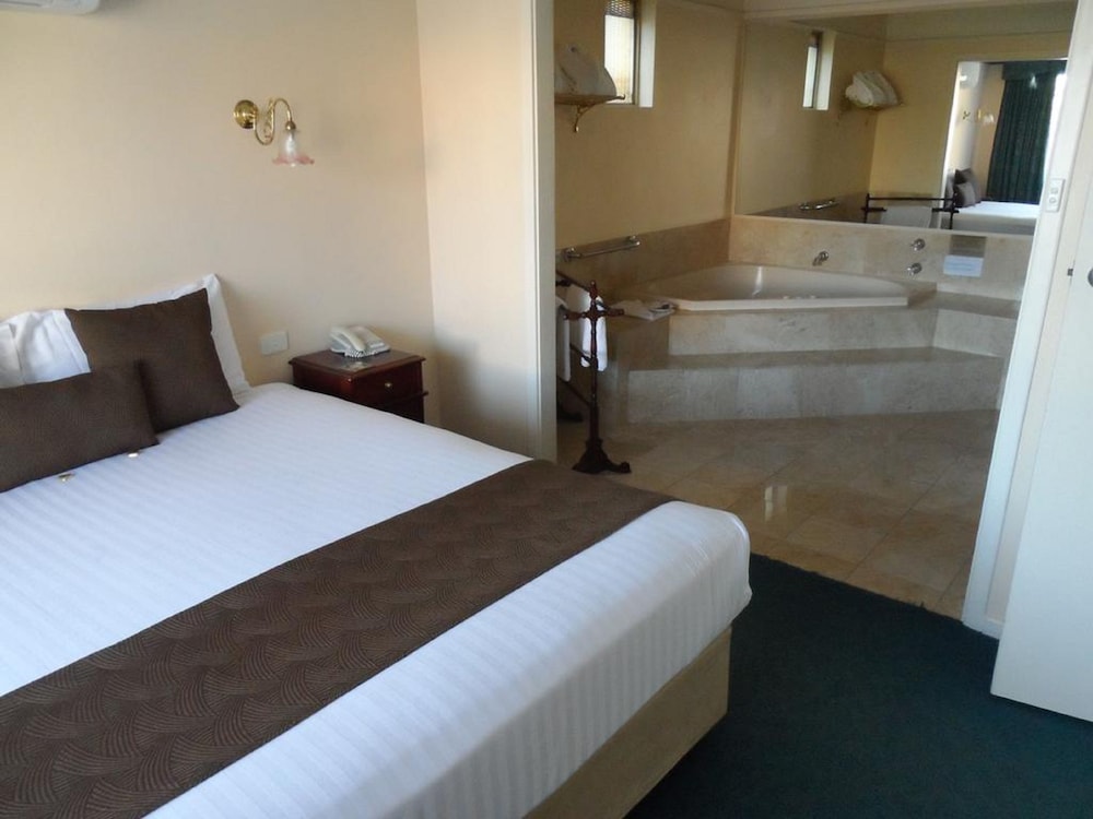 Spa Suite with King Bed photo 2