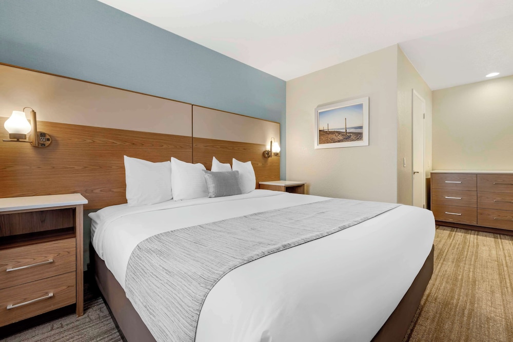 Suite, 1 King Bed, Non Smoking, Kitchen (1st Fl;Pet Friendly;FWY Side, FK) - Photo 1