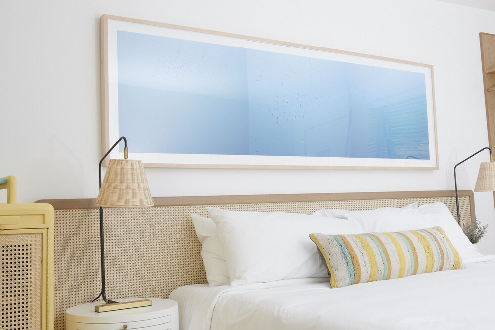 Standard Room, 1 King Bed, Terrace, Lake View photo 3
