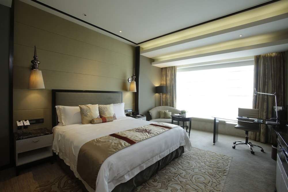 Suite, 1 King Bed thumbnail 5