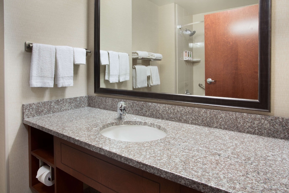 Deluxe Room, 2 Queen Beds, Accessible, Refrigerator & Microwave (Tub, Upper Floor) - Photo 4
