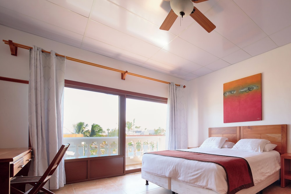 Premium Suite, 1 King Bed, Partial Ocean View photo 1