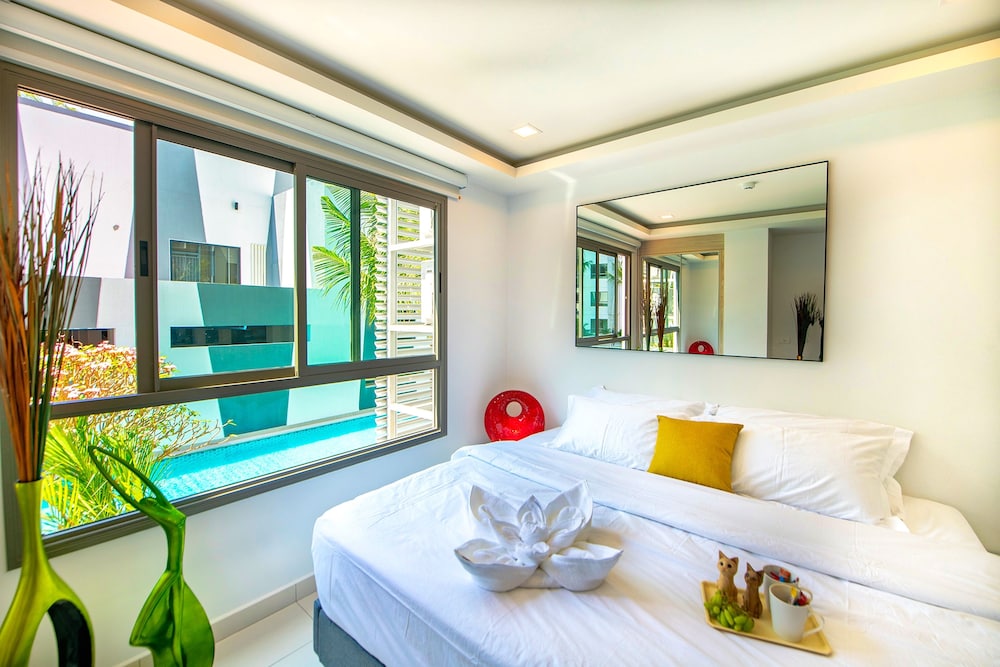 Suite, 2 Bedrooms, Pool View photo 3