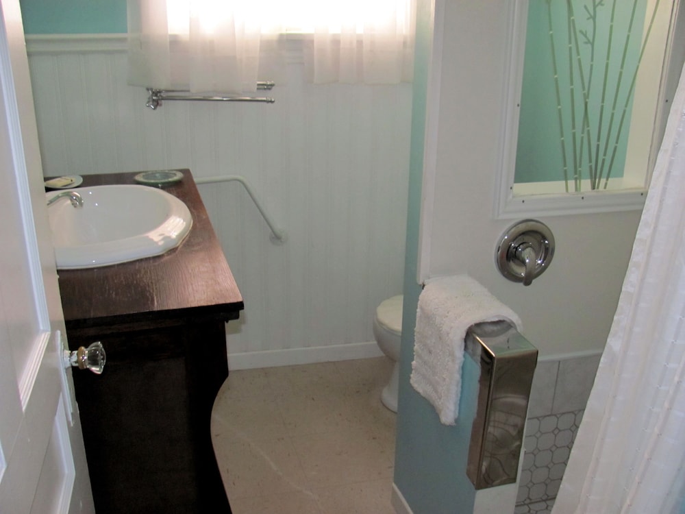 Standard Room, 1 Queen Bed, Ensuite photo 2