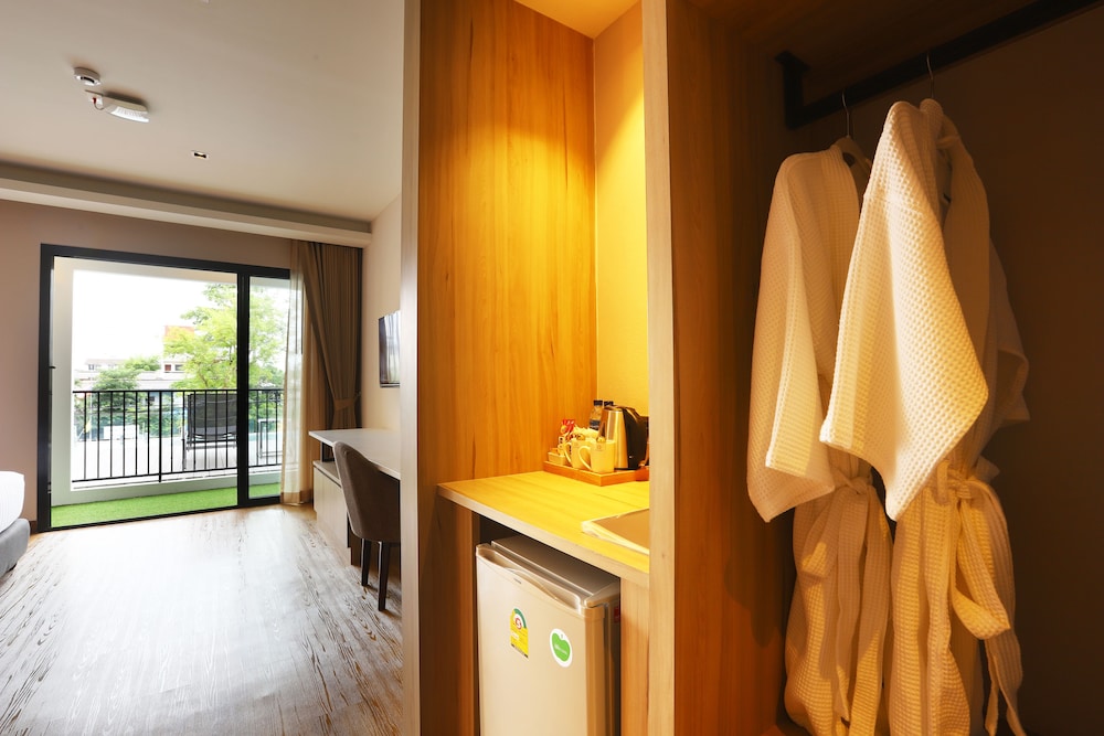 Deluxe Room, 1 King Bed, Poolside photo 3