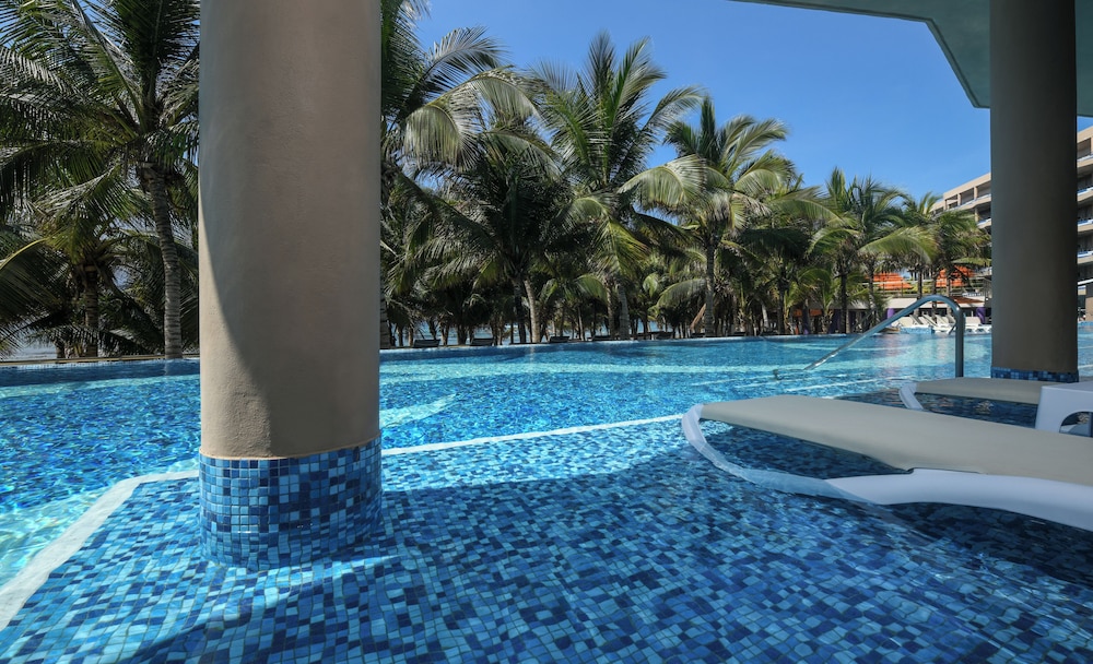 OCEANFRONT POOL SWIM UP SUITE - Photo 3