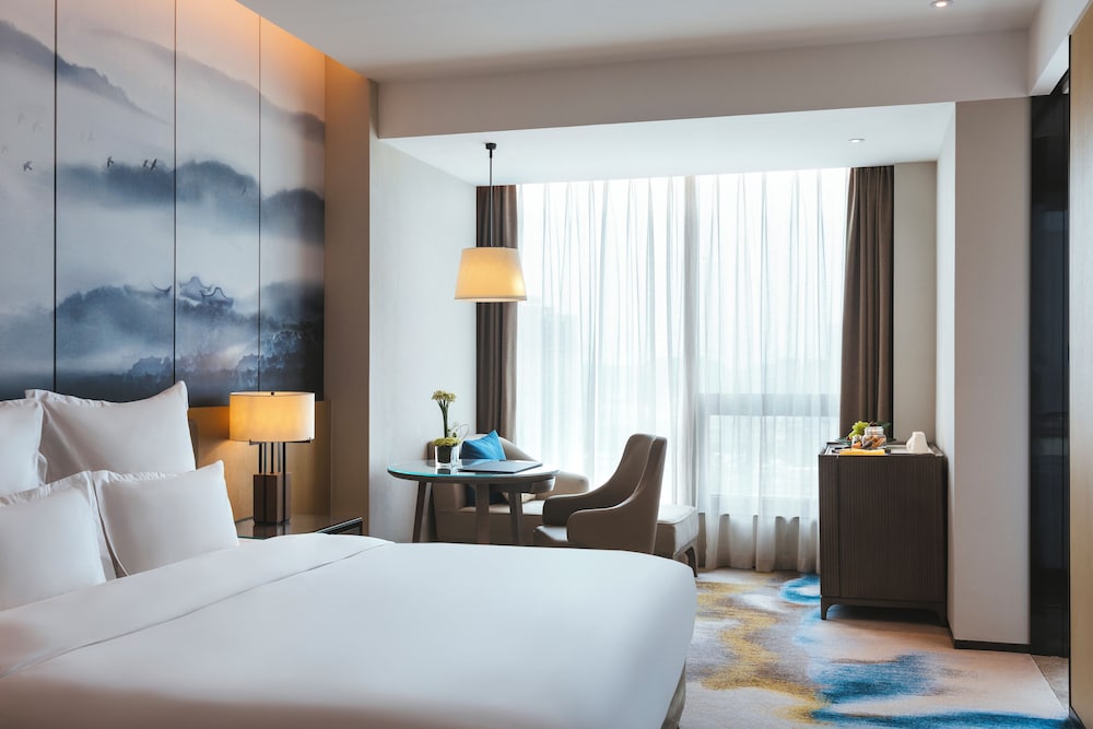 Deluxe Room, 1 King Bed with Sofa