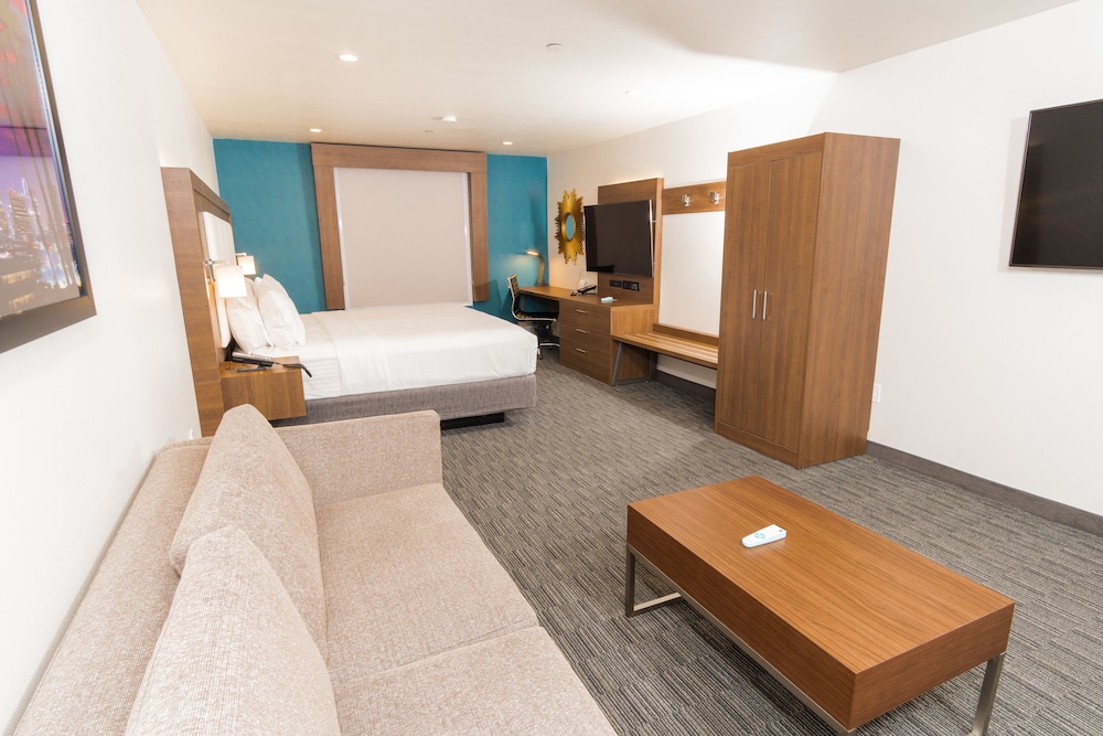 Suite, 1 King Bed (Extra Floor Space)