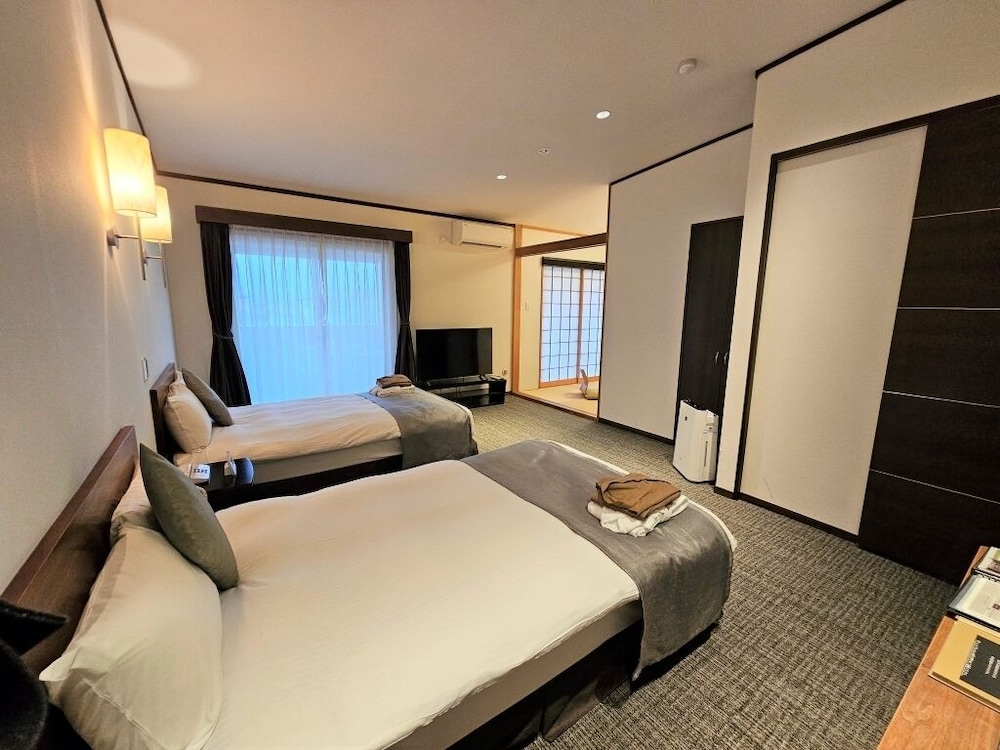 Premium room（2 beds/2 Japanese futon)