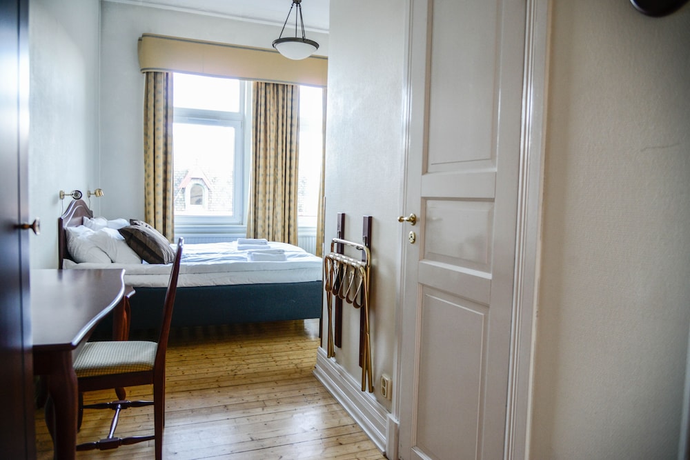 Standard Double or Twin Room - Photo 23