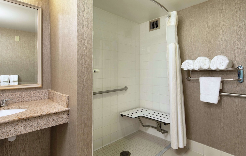 Room, Accessible, Non Smoking (Hearing Impaired/Roll-in Shower) photo 2