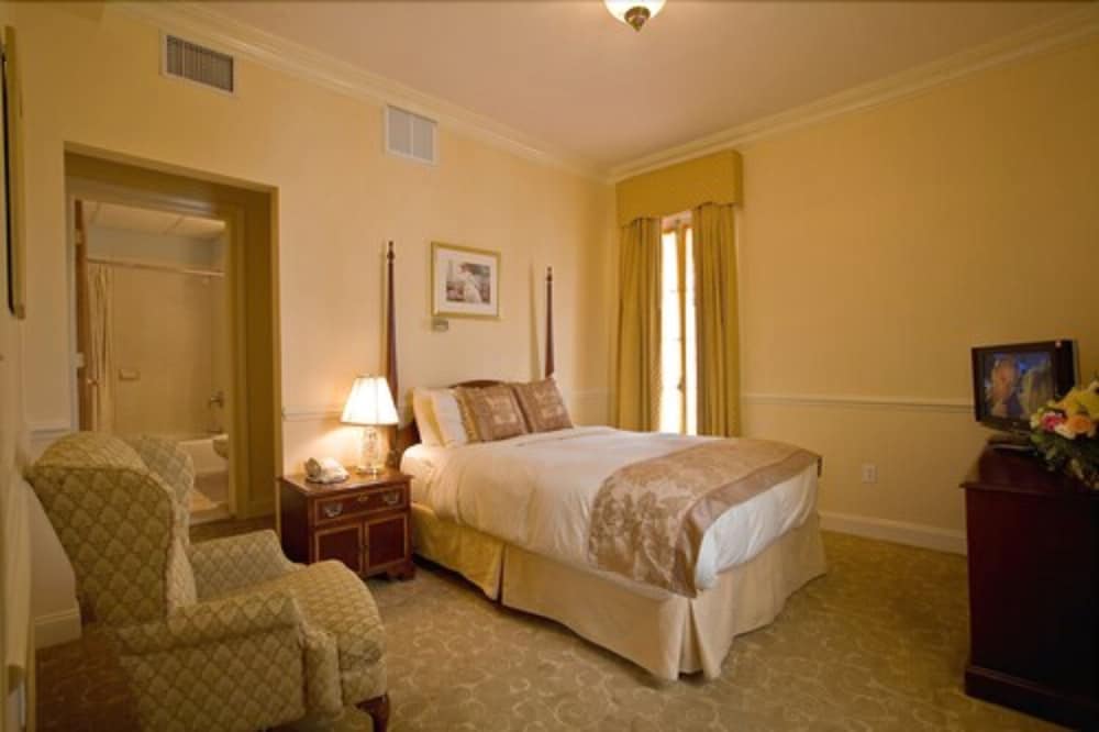 Basic Room, 1 Queen Bed photo 1
