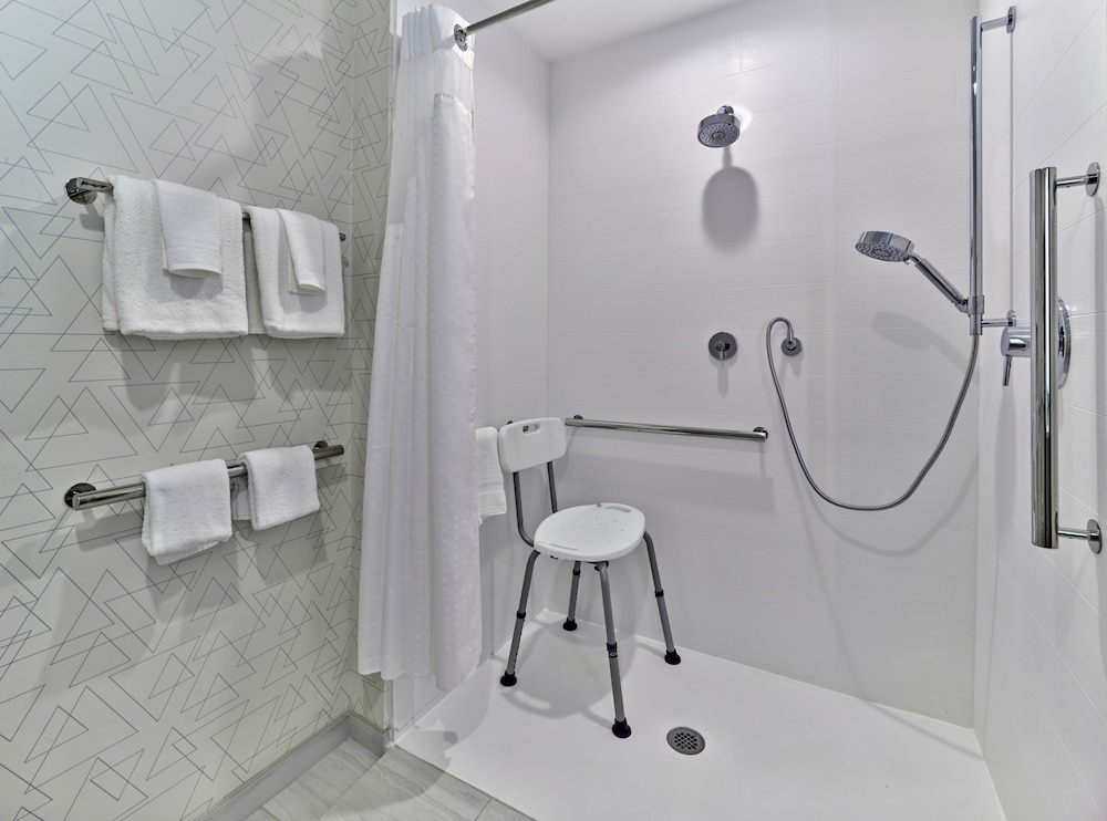 Suite, 2 Queen Beds, Accessible (Mobility, Roll-In Shower) - Photo 5